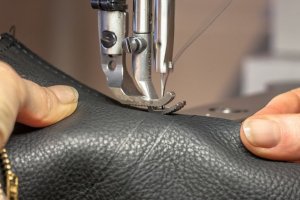 Corte e costura de bolsas de couro sintético